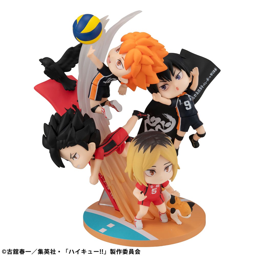 MegaHouse Haikyuu FigUnity Chibi Diorama Figur mit Hinata, Kageyama, Kuroo und Kenma auf Spielfeld-Base.