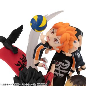 MegaHouse Haikyuu FigUnity Chibi Diorama Figur mit Hinata, Kageyama, Kuroo und Kenma auf Spielfeld-Base.