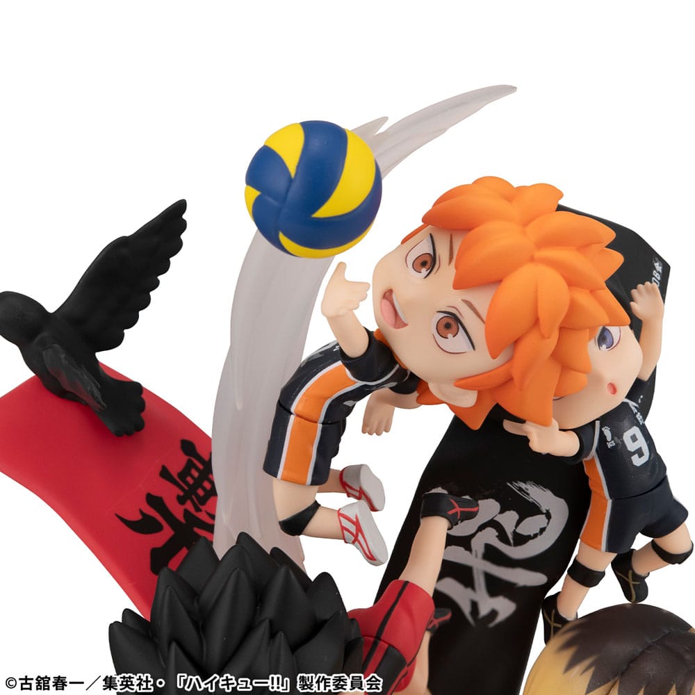 MegaHouse Haikyuu FigUnity Chibi Diorama Figur mit Hinata, Kageyama, Kuroo und Kenma auf Spielfeld-Base.