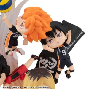 MegaHouse Haikyuu FigUnity Chibi Diorama Figur mit Hinata, Kageyama, Kuroo und Kenma auf Spielfeld-Base.