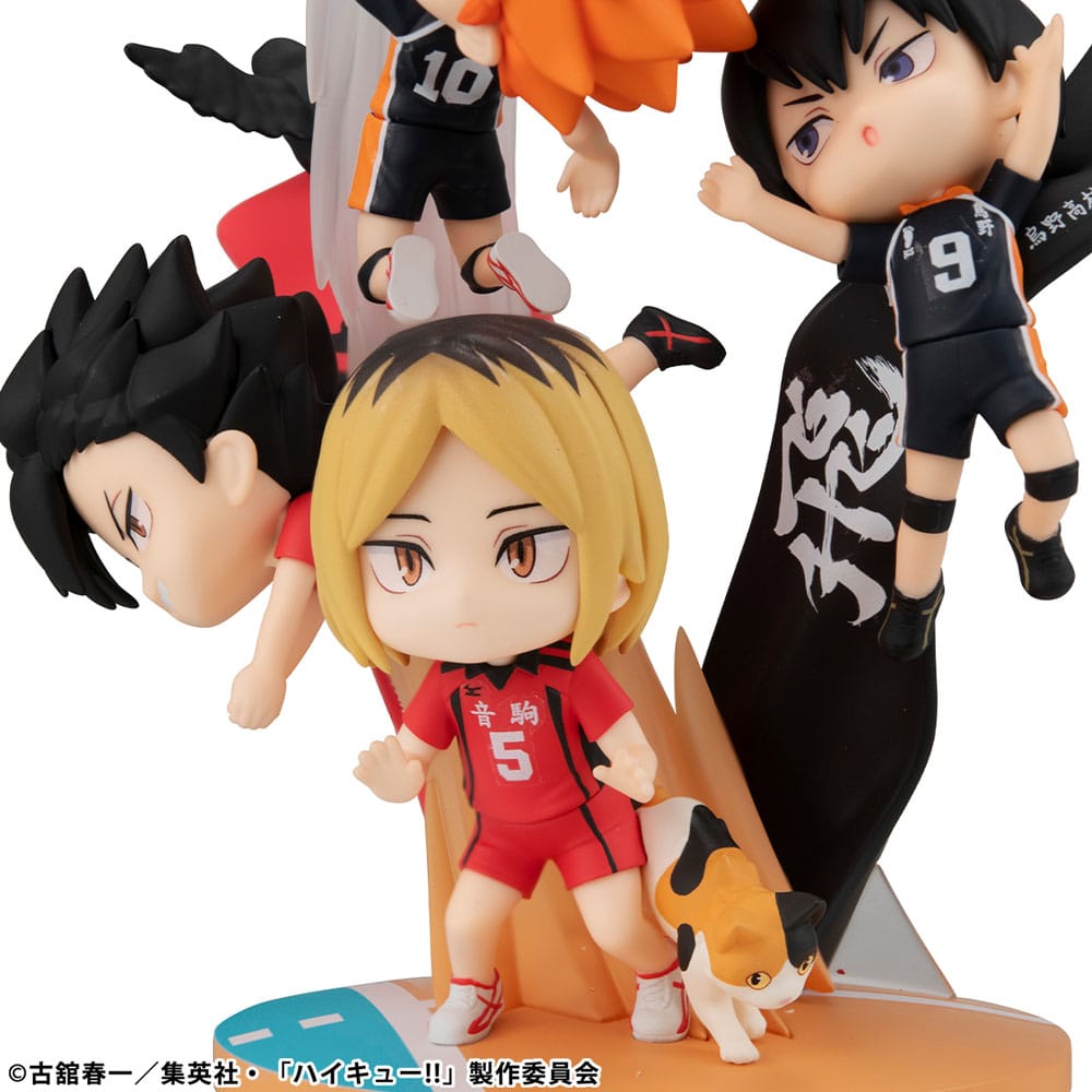 MegaHouse Haikyuu FigUnity Chibi Diorama Figur mit Hinata, Kageyama, Kuroo und Kenma auf Spielfeld-Base.