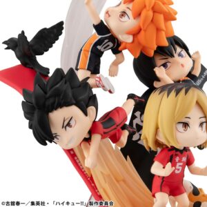 MegaHouse Haikyuu FigUnity Chibi Diorama Figur mit Hinata, Kageyama, Kuroo und Kenma auf Spielfeld-Base.