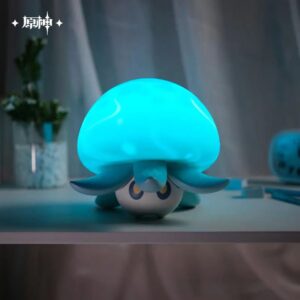 Genshin Impact Lampe im Design eines hellblauen Floating Hydro Fungus mit großen Augen auf weißem Hintergrund.