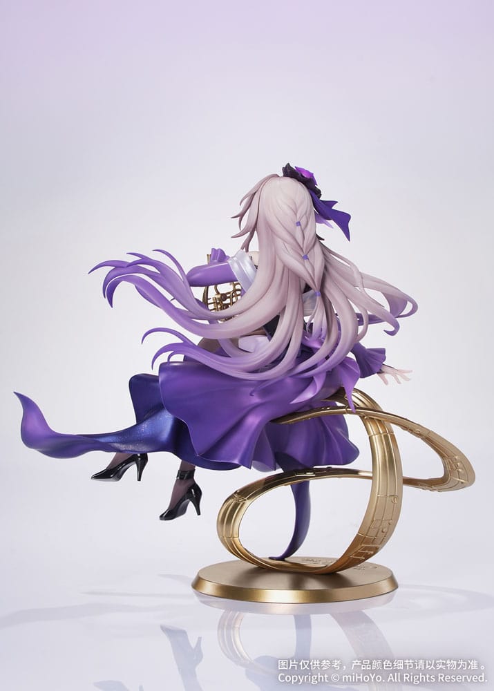 Honkai Star Rail Scale Figur von Herta im violetten Kleid mit Waldhorn sitzend auf einem goldenen Notenschlüssel-Sockel.