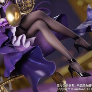 Honkai Star Rail Scale Figur von Herta im violetten Kleid mit Waldhorn sitzend auf einem goldenen Notenschlüssel-Sockel.
