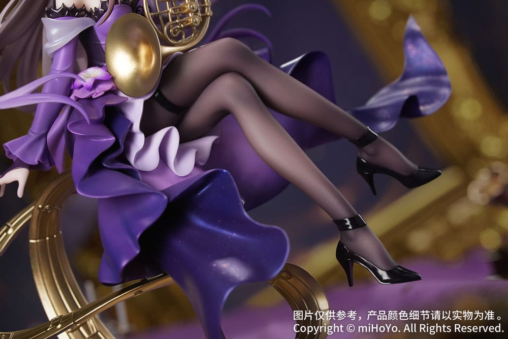 Honkai Star Rail Scale Figur von Herta im violetten Kleid mit Waldhorn sitzend auf einem goldenen Notenschlüssel-Sockel.