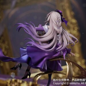Honkai Star Rail Scale Figur von Herta im violetten Kleid mit Waldhorn sitzend auf einem goldenen Notenschlüssel-Sockel.