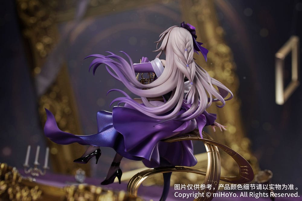 Honkai Star Rail Scale Figur von Herta im violetten Kleid mit Waldhorn sitzend auf einem goldenen Notenschlüssel-Sockel.