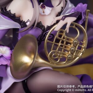 Honkai Star Rail Scale Figur von Herta im violetten Kleid mit Waldhorn sitzend auf einem goldenen Notenschlüssel-Sockel.