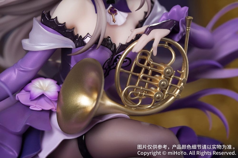Honkai Star Rail Scale Figur von Herta im violetten Kleid mit Waldhorn sitzend auf einem goldenen Notenschlüssel-Sockel.
