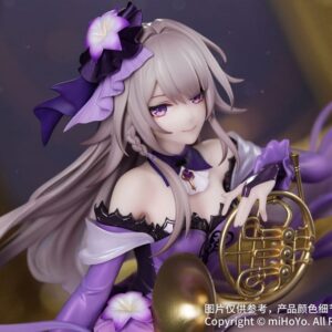 Honkai Star Rail Scale Figur von Herta im violetten Kleid mit Waldhorn sitzend auf einem goldenen Notenschlüssel-Sockel.