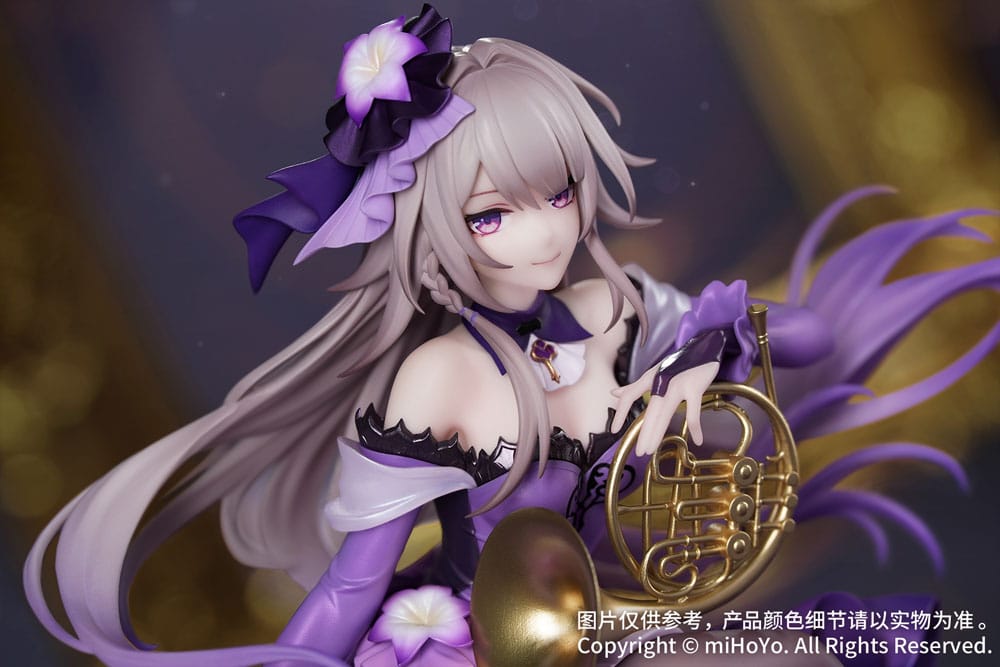 Honkai Star Rail Scale Figur von Herta im violetten Kleid mit Waldhorn sitzend auf einem goldenen Notenschlüssel-Sockel.