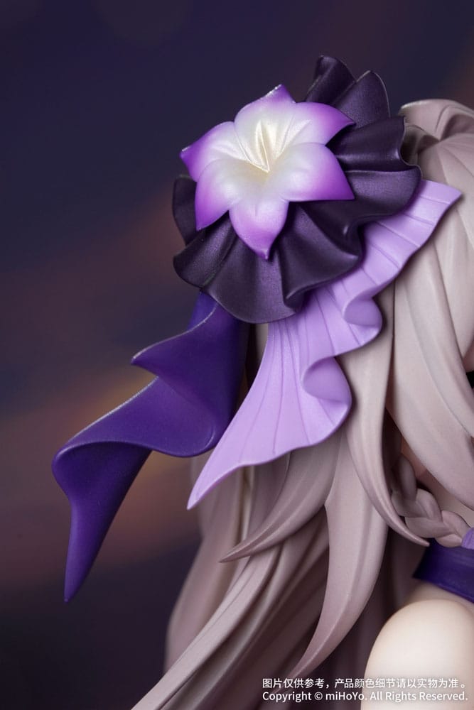 Honkai Star Rail Scale Figur von Herta im violetten Kleid mit Waldhorn sitzend auf einem goldenen Notenschlüssel-Sockel.