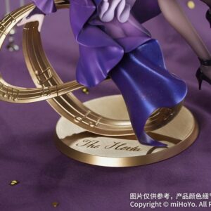 Honkai Star Rail Scale Figur von Herta im violetten Kleid mit Waldhorn sitzend auf einem goldenen Notenschlüssel-Sockel.