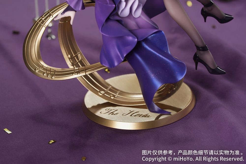 Honkai Star Rail Scale Figur von Herta im violetten Kleid mit Waldhorn sitzend auf einem goldenen Notenschlüssel-Sockel.