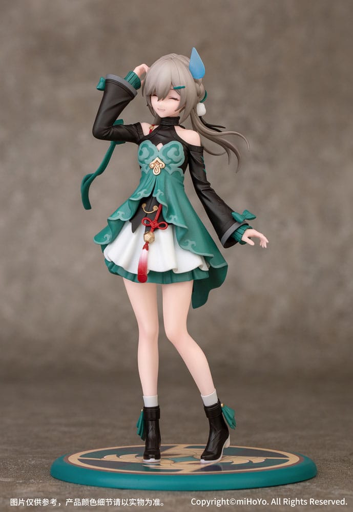Honkai Star Rail Figur von Qingque im jade-grünen Outfit mit geschlossenen Augen und Schweißtropfen-Effekt auf dekorativer Sockelbasis.