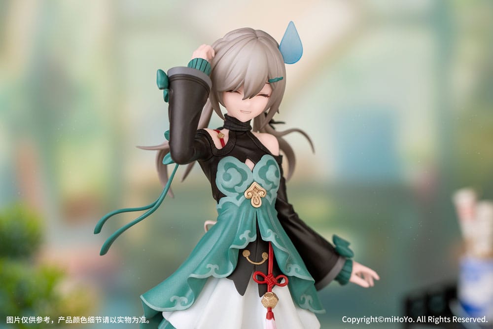 Honkai Star Rail Figur von Qingque im jade-grünen Outfit mit geschlossenen Augen und Schweißtropfen-Effekt auf dekorativer Sockelbasis.