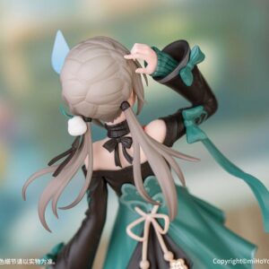 Honkai Star Rail Figur von Qingque im jade-grünen Outfit mit geschlossenen Augen und Schweißtropfen-Effekt auf dekorativer Sockelbasis.