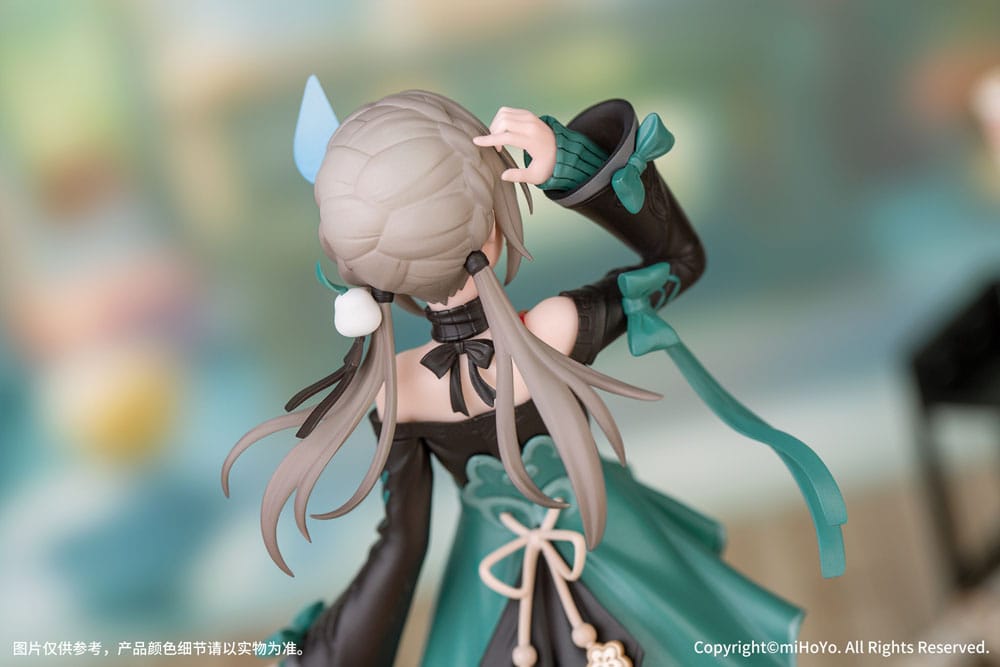 Honkai Star Rail Figur von Qingque im jade-grünen Outfit mit geschlossenen Augen und Schweißtropfen-Effekt auf dekorativer Sockelbasis.