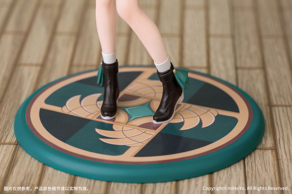 Honkai Star Rail Figur von Qingque im jade-grünen Outfit mit geschlossenen Augen und Schweißtropfen-Effekt auf dekorativer Sockelbasis.