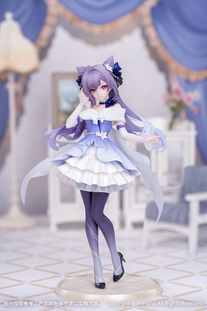 Genshin Impact Figur von Keqing im violett-weißen Opulent Splendor Abendkleid auf runder Standbasis.