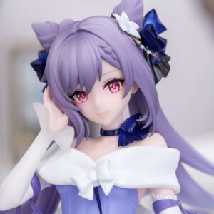 Genshin Impact Figur von Keqing im violett-weißen Opulent Splendor Abendkleid auf runder Standbasis.
