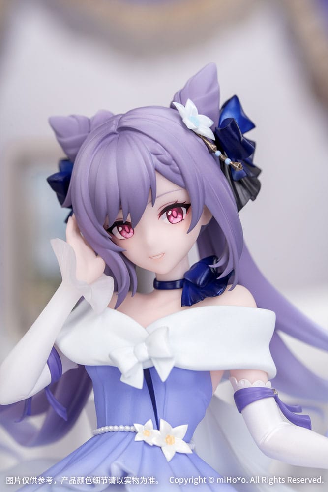 Genshin Impact Figur von Keqing im violett-weißen Opulent Splendor Abendkleid auf runder Standbasis.
