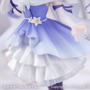 Genshin Impact Figur von Keqing im violett-weißen Opulent Splendor Abendkleid auf runder Standbasis.