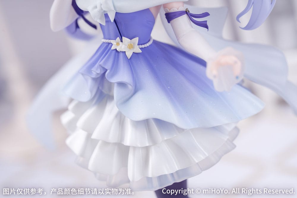 Genshin Impact Figur von Keqing im violett-weißen Opulent Splendor Abendkleid auf runder Standbasis.