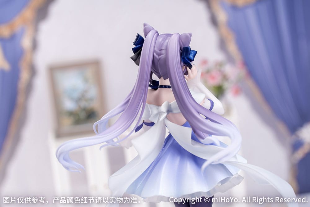 Genshin Impact Figur von Keqing im violett-weißen Opulent Splendor Abendkleid auf runder Standbasis.