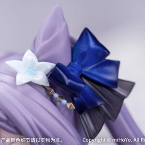 Genshin Impact Figur von Keqing im violett-weißen Opulent Splendor Abendkleid auf runder Standbasis.