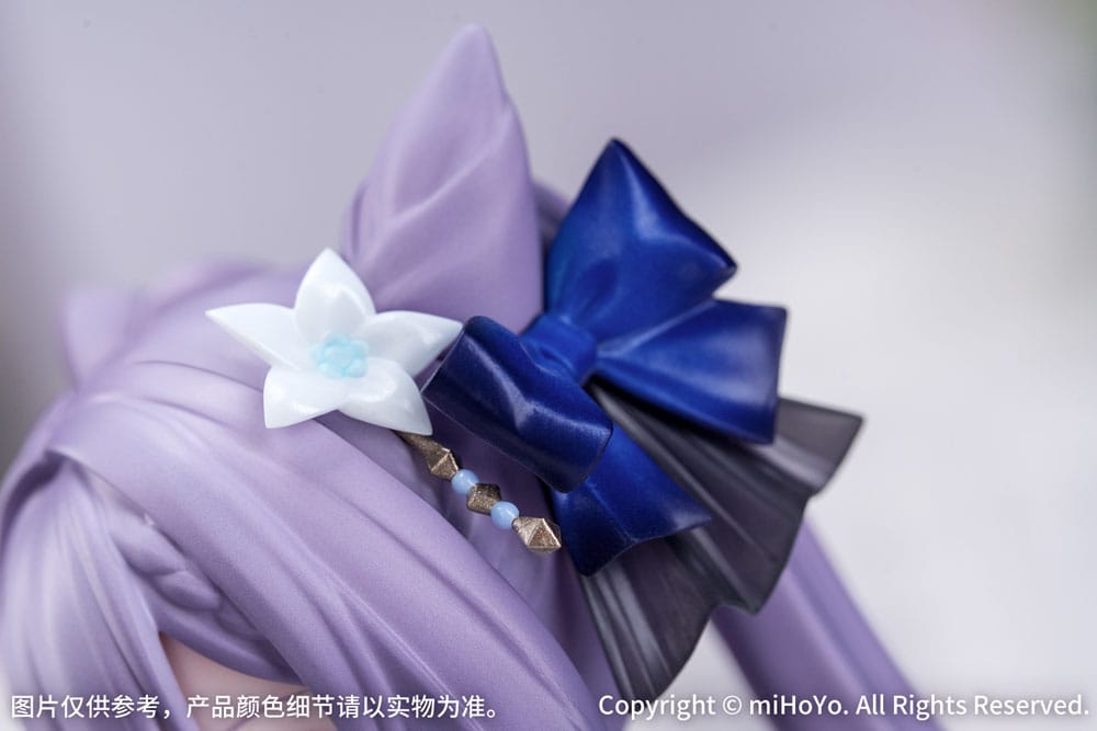 Genshin Impact Figur von Keqing im violett-weißen Opulent Splendor Abendkleid auf runder Standbasis.
