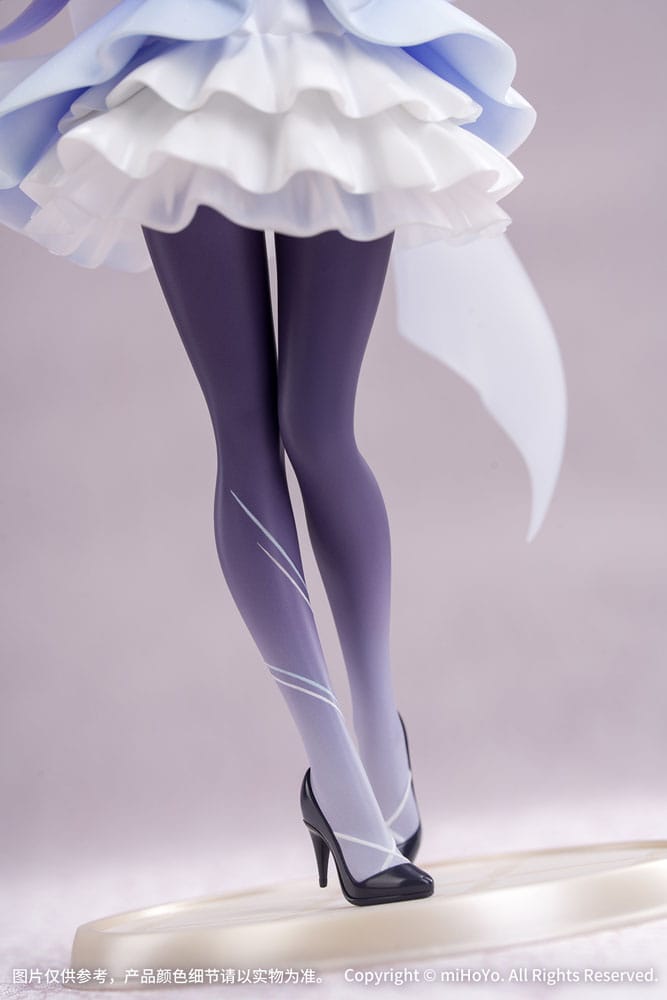 Genshin Impact Figur von Keqing im violett-weißen Opulent Splendor Abendkleid auf runder Standbasis.