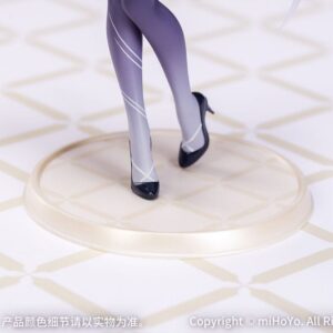 Genshin Impact Figur von Keqing im violett-weißen Opulent Splendor Abendkleid auf runder Standbasis.