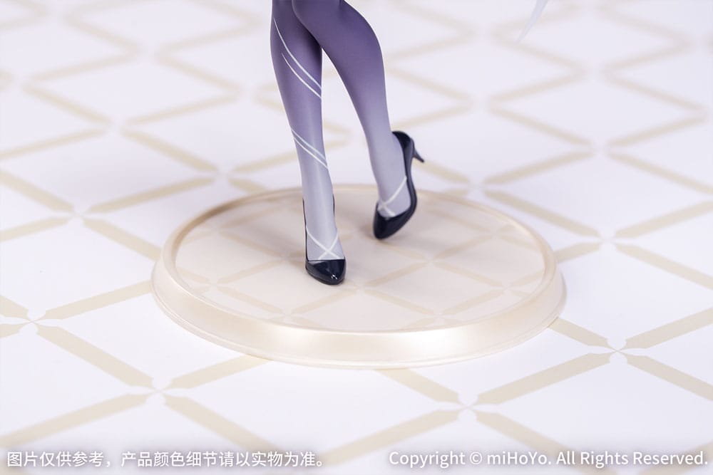 Genshin Impact Figur von Keqing im violett-weißen Opulent Splendor Abendkleid auf runder Standbasis.