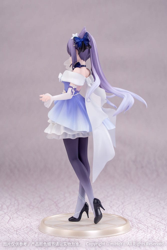 Genshin Impact Figur von Keqing im violett-weißen Opulent Splendor Abendkleid auf runder Standbasis.