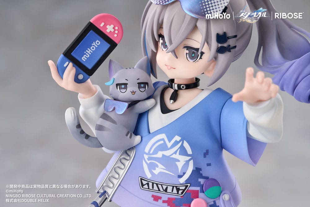 RIBOSE Honkai Star Rail Figur von Silver Wolf im blau-violetten Gamer-Outfit mit kleiner Katze, Konsole und buntem Acryl-Hintergrund.