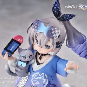 RIBOSE Honkai Star Rail Figur von Silver Wolf im blau-violetten Gamer-Outfit mit kleiner Katze, Konsole und buntem Acryl-Hintergrund.