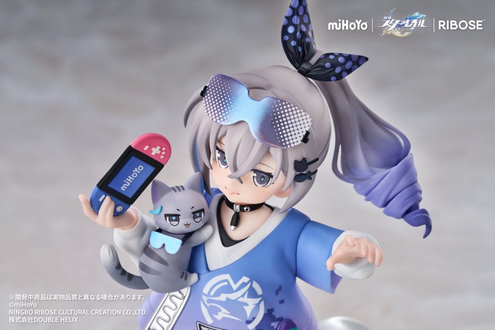 RIBOSE Honkai Star Rail Figur von Silver Wolf im blau-violetten Gamer-Outfit mit kleiner Katze, Konsole und buntem Acryl-Hintergrund.