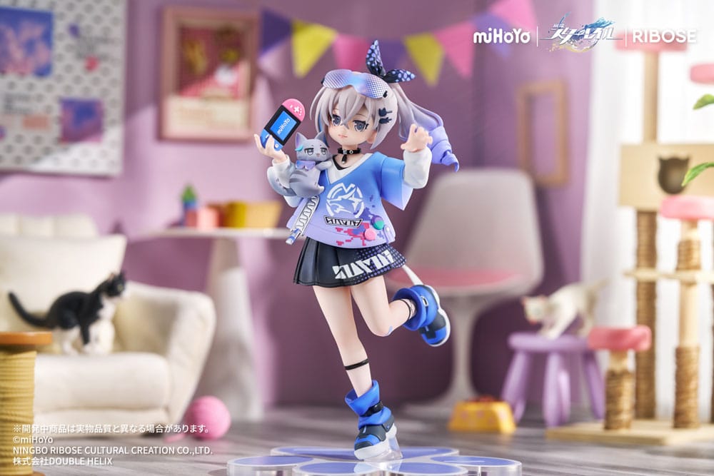 RIBOSE Honkai Star Rail Figur von Silver Wolf im blau-violetten Gamer-Outfit mit kleiner Katze, Konsole und buntem Acryl-Hintergrund.