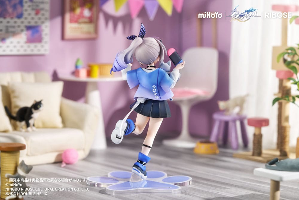RIBOSE Honkai Star Rail Figur von Silver Wolf im blau-violetten Gamer-Outfit mit kleiner Katze, Konsole und buntem Acryl-Hintergrund.