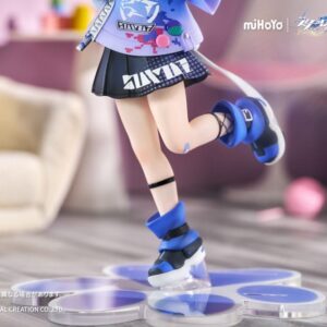 RIBOSE Honkai Star Rail Figur von Silver Wolf im blau-violetten Gamer-Outfit mit kleiner Katze, Konsole und buntem Acryl-Hintergrund.