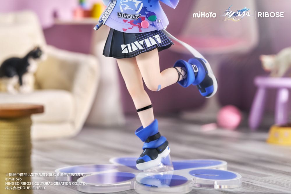 RIBOSE Honkai Star Rail Figur von Silver Wolf im blau-violetten Gamer-Outfit mit kleiner Katze, Konsole und buntem Acryl-Hintergrund.