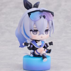 RIBOSE Honkai Star Rail Chibi Mini-Figur von Silver Wolf sitzend mit Visor-Brille auf einem blau-violetten Sockel.