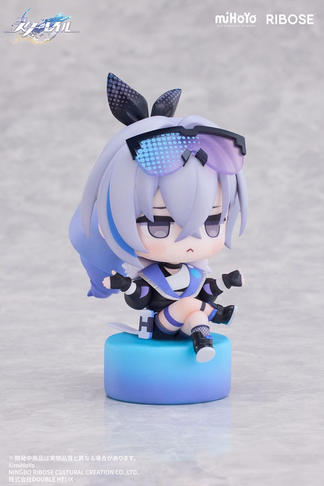 RIBOSE Honkai Star Rail Chibi Mini-Figur von Silver Wolf sitzend mit Visor-Brille auf einem blau-violetten Sockel.