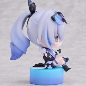 RIBOSE Honkai Star Rail Chibi Mini-Figur von Silver Wolf sitzend mit Visor-Brille auf einem blau-violetten Sockel.