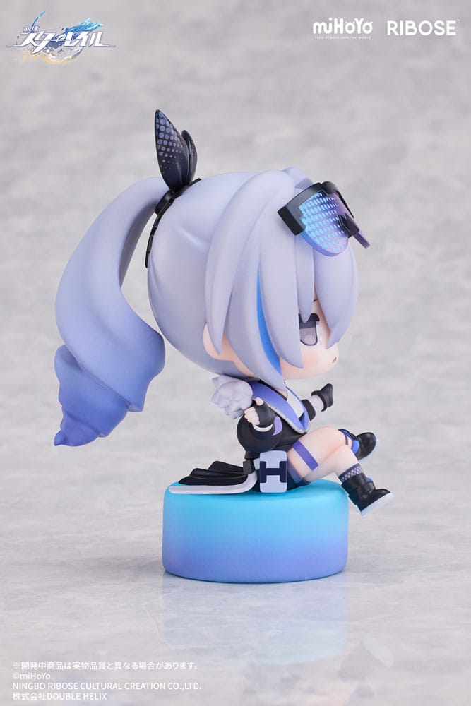 RIBOSE Honkai Star Rail Chibi Mini-Figur von Silver Wolf sitzend mit Visor-Brille auf einem blau-violetten Sockel.