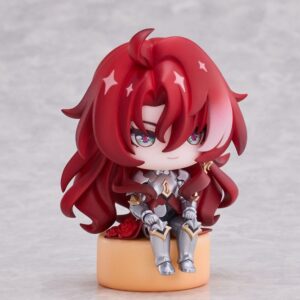 RIBOSE Honkai Star Rail Chibi Mini-Figur von Argenti mit langem rotem Haar und silberner Rüstung auf einem beigen Sockel.