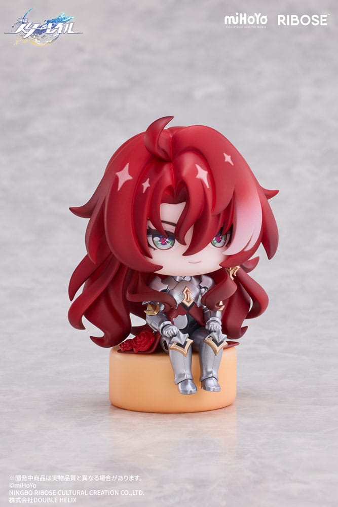 RIBOSE Honkai Star Rail Chibi Mini-Figur von Argenti mit langem rotem Haar und silberner Rüstung auf einem beigen Sockel.