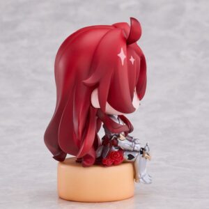 RIBOSE Honkai Star Rail Chibi Mini-Figur von Argenti mit langem rotem Haar und silberner Rüstung auf einem beigen Sockel.